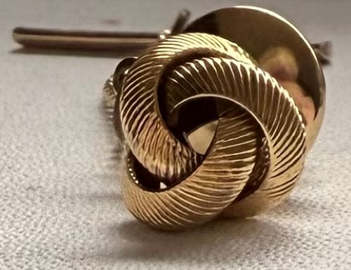 VTG 1960s-70s Gold Tone Metal "Love Knot" Tie Tac Excellent Condition