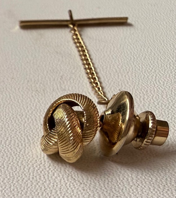 VTG 1960s-70s Gold Tone Metal "Love Knot" Tie Tac Excellent Condition