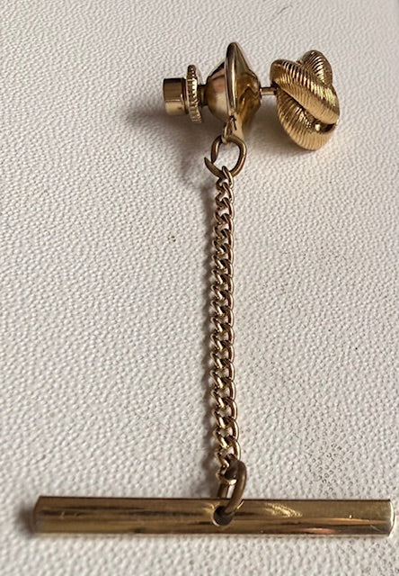VTG 1960s-70s Gold Tone Metal "Love Knot" Tie Tac Excellent Condition