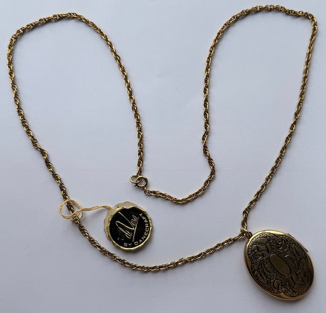 VTG di Vera by Danecraft - Large Oval Victorian Style Locket w/ Twisted Chain