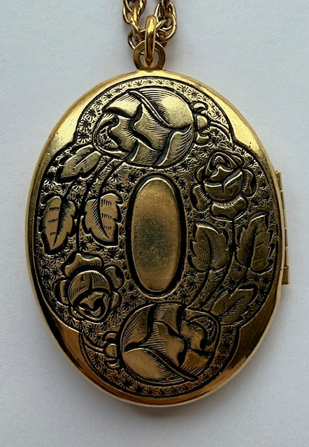 VTG di Vera by Danecraft - Large Oval Victorian Style Locket w/ Twisted Chain