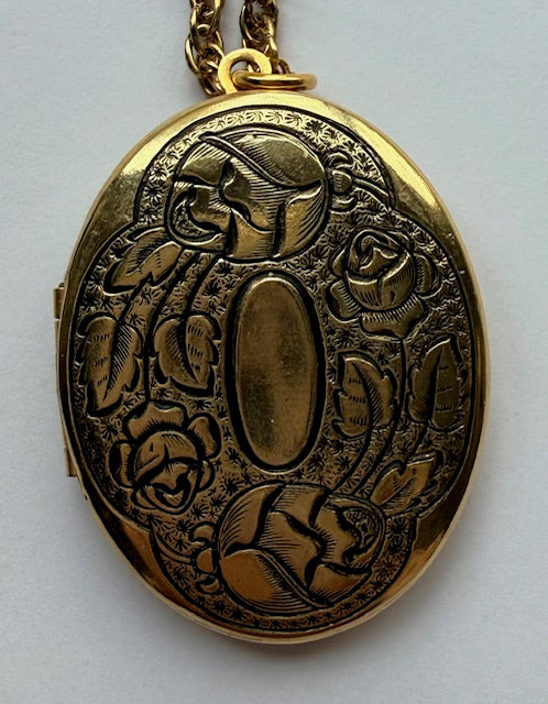 VTG di Vera by Danecraft - Large Oval Victorian Style Locket w/ Twisted Chain