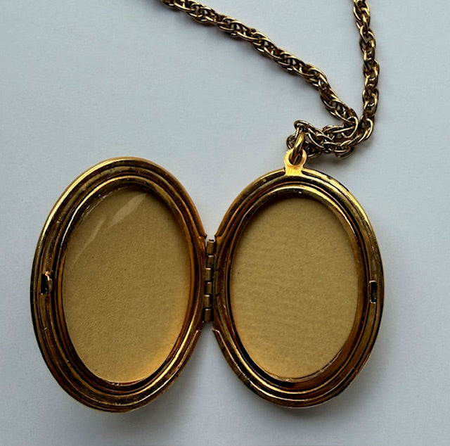 VTG di Vera by Danecraft - Large Oval Victorian Style Locket w/ Twisted Chain